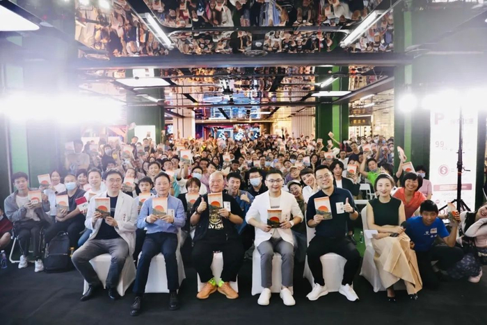 🔹9月19日，《六神磊磊读金庸》新书首发暨签售会上，现场读者合影留念。图片来源：果麦文化