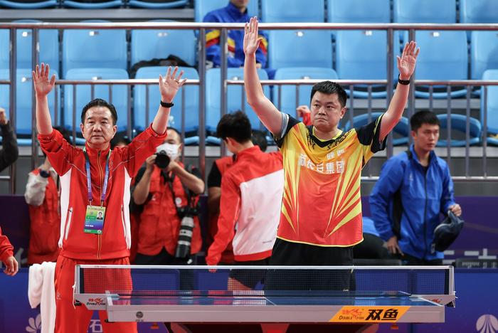 侯英超感谢现场球迷。