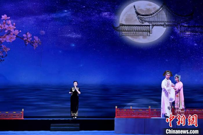 京剧程派名家孙劲梅演唱京歌《水调歌头》。　福建京剧院供图