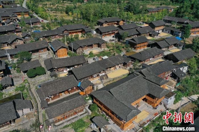航拍龙潭古寨错落有致的房屋。　瞿宏伦 摄