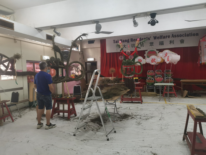 在礼堂中见到今年扎好的龙朱梦楚图