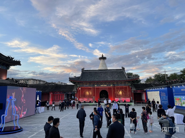 西城区文物建筑白塔寺景区内（央广网记者 黄玉玲 摄）