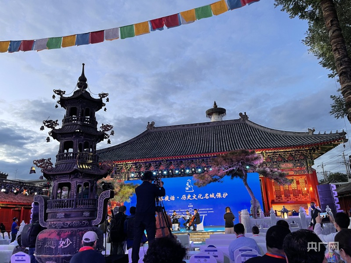 “白塔夜话”活动现场（央广网记者 黄玉玲 摄）