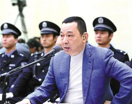 四川“黑老大”刘汉伏法记：一顿饭吃80多万，去赌场一天输光2亿