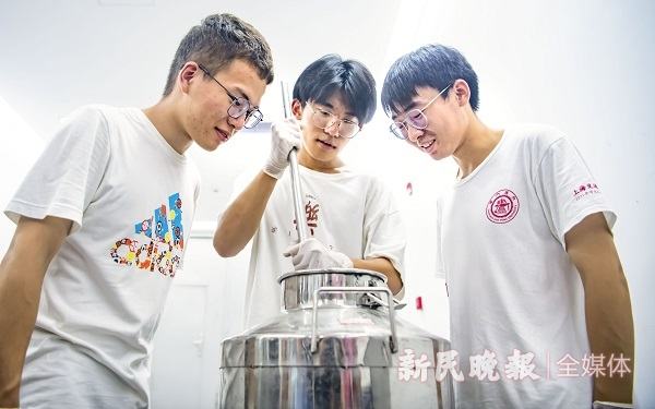 图说：学生在酿酒
