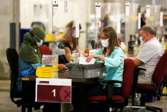 　　当地时间2021年9月20日，加拿大安大略省，渥太华联邦选举期间，投票官员清点通过邮件收到的来自各地选民的选票。图/IC photo