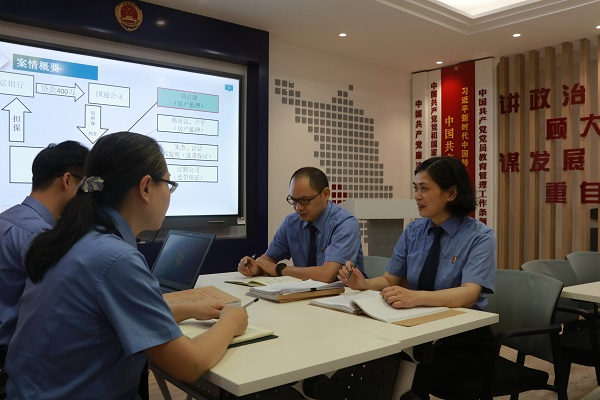 ▲办案检察官讨论案情