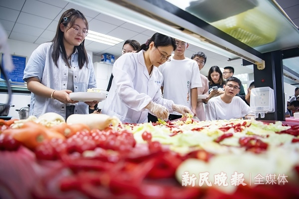 图说：学生在制作泡菜