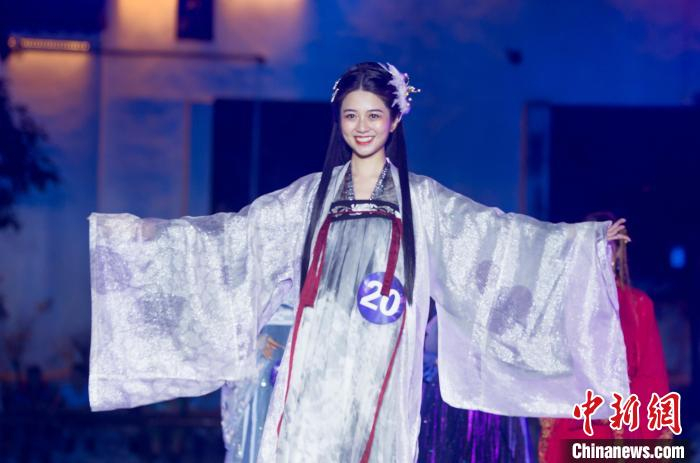 比赛现场佳丽才艺展示。　张路桥 摄