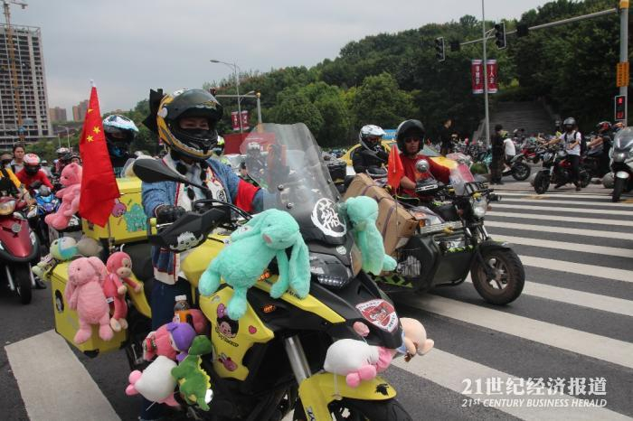 车展上蓄势待发的摩托车 杜武林摄