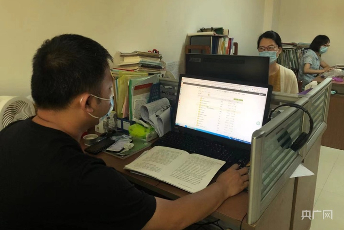 教研员推送线上教学资源（央广网发 莆田市教师进修学院供图）