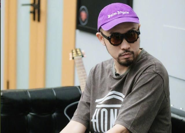 所以网友们看后都调侃他,还是戴上眼镜吧,起码这样热狗还能有点辨识度