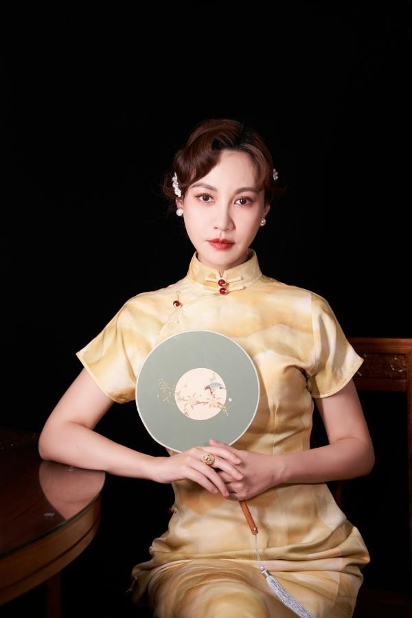 杨雪高清怼脸照，穿旗袍尽显古典大气美，脸部浮肿也盖不住气质