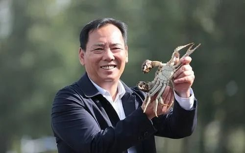 邢青松开心地展示养殖成果。资料图