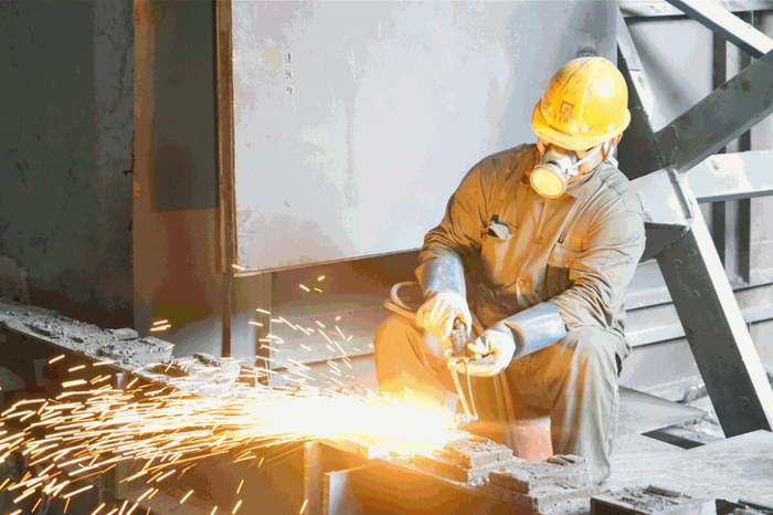 ▲广东广青金属科技有限公司炼钢厂，工人在工作中