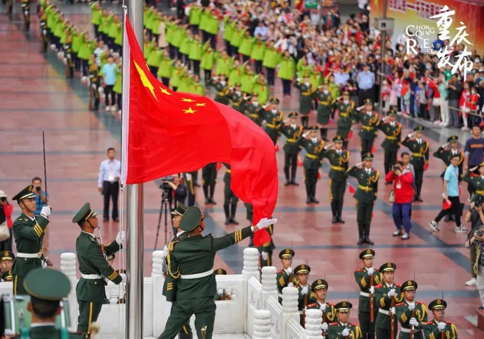 重庆人民广场升国旗仪式。（资料图）罗嘉 摄