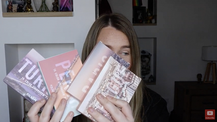 许多YouTube美妆博主会对菲鹿儿的产品进行测评 图片来源：YouTube截图