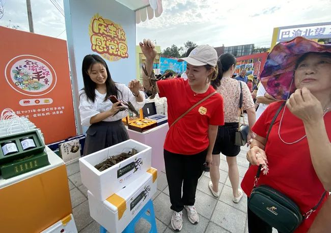 在丰收节活动现场，市民游客不仅可以购买到新鲜、优质的特色农副产品，还能直观了解到渝北区农业产业发生的巨大变化。刘政宁 摄