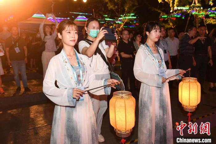 “光影秀”中夜游运河品“水韵江苏”。　余萍 摄