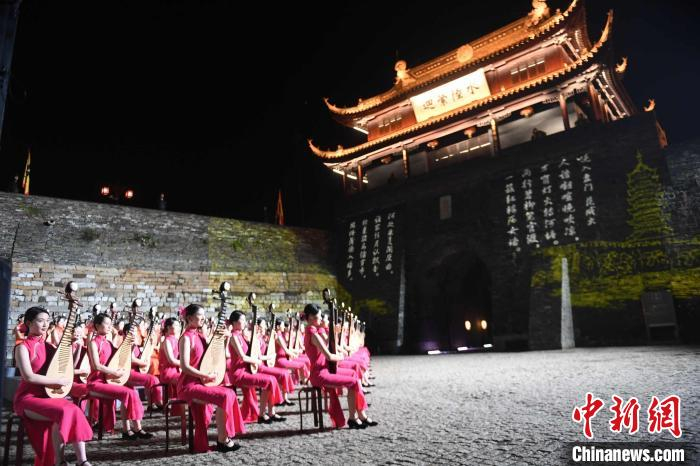 百人评弹表演《苏州好风光》。　余萍 摄