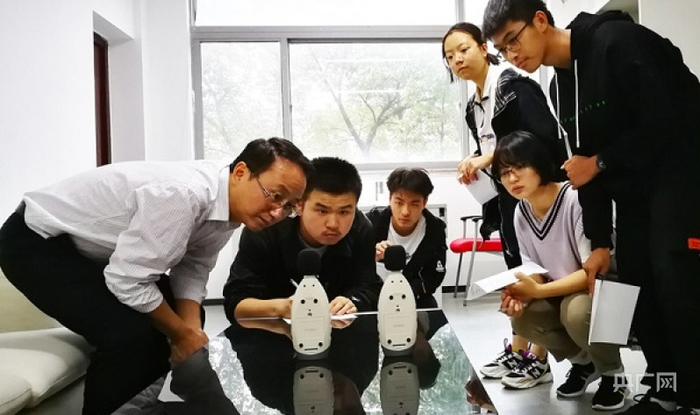 老师正在给同学们上课（央广网发 通讯员供图）