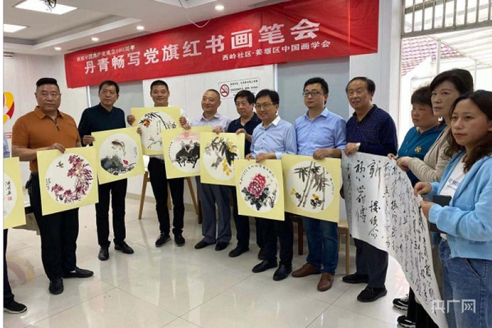 西岭社区老年闲置活动室改造为书画室开展各类书画活动（央广网发 施宇摄）