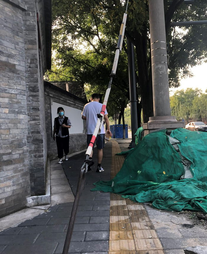 比起地面占压盲道的物品，悬在头上的障碍物更让盲人担心的。