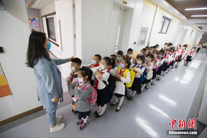 资料图：老师在给学生排座位。