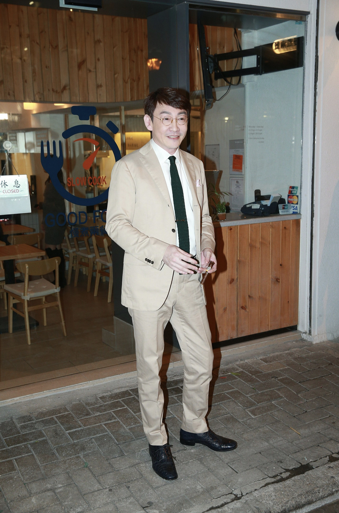吴启明设宴款待林文龙夫妇,亲自下厨秀厨艺,已转做厨师收入可观