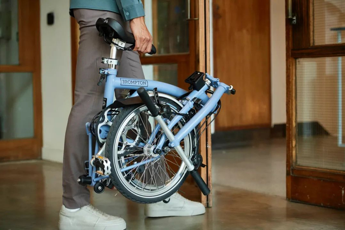 △云朵蓝和黑清漆是Brompton今年的新色。