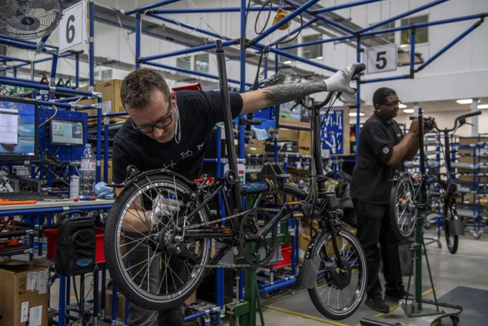 △工人在Brompton位于伦敦的生产车间。图源：视觉中国