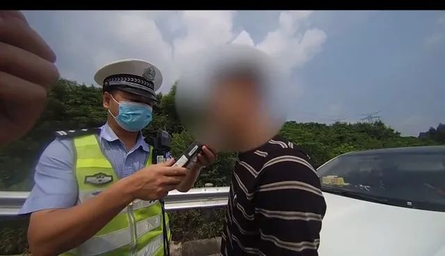 经吹气检测，驾驶人吴某体内酒精含量为119mg/100ml，涉嫌醉酒驾驶。通讯员供图