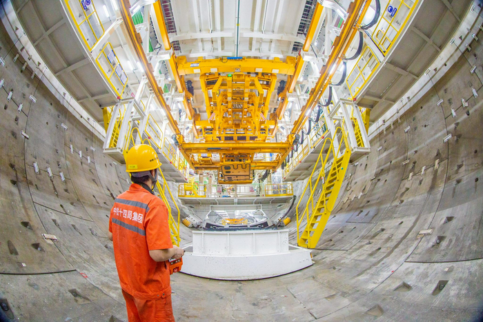 操作手正在运送管片 