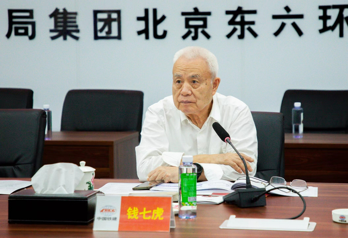 钱七虎院士对技术提出意见建议  图片由中国铁建提供