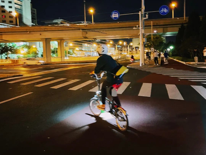 △北京的夏夜是适合骑行的好时候。