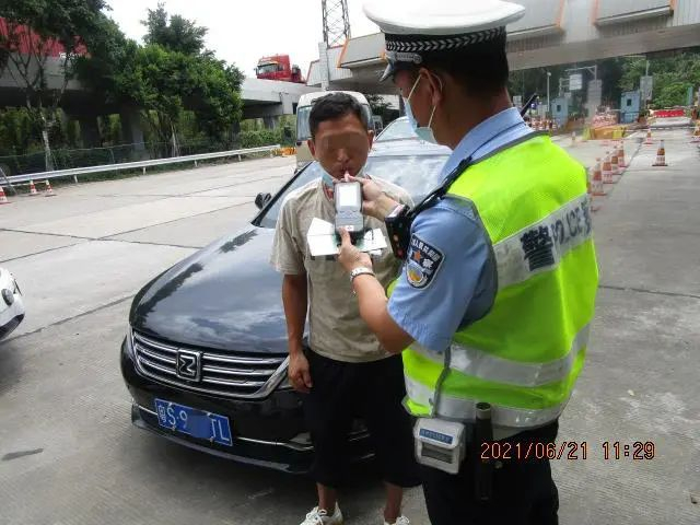 民警对江某进行吹气测试，其体内酒精含量为150mg/100ml，涉嫌醉酒驾驶。通讯员供图