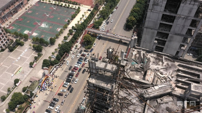 烂尾楼对面是星星实验小学。楼顶无序的建材垃圾也是非常严重的安全隐患 （央广网发。视频截图）