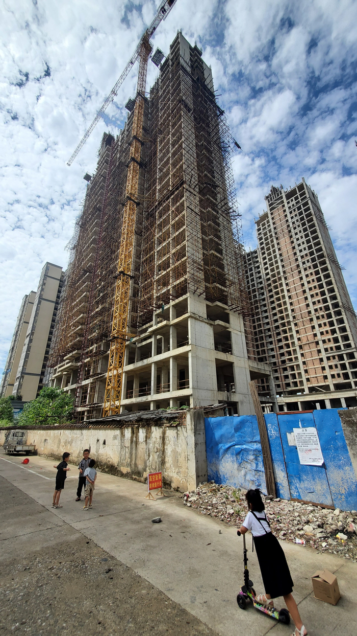 儿童在待拆的塔吊下面玩耍 （记者 张志诚 摄）