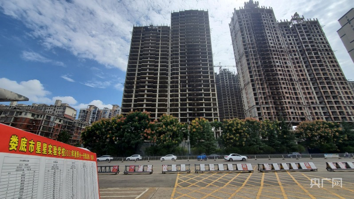 拆除了部分塔吊的烂尾楼 （记者 张志诚 摄）