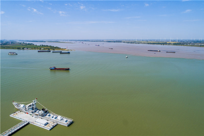 “江湖两色”水线分明（央广网发 李学华 摄）