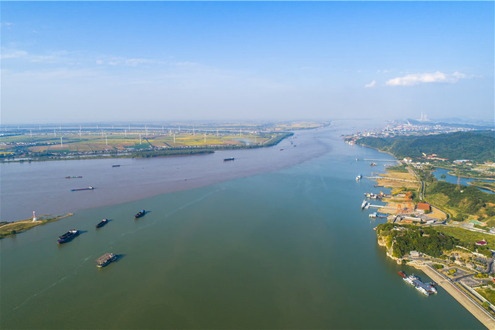 “江湖两色”水线分明（央广网发 李学华 摄）