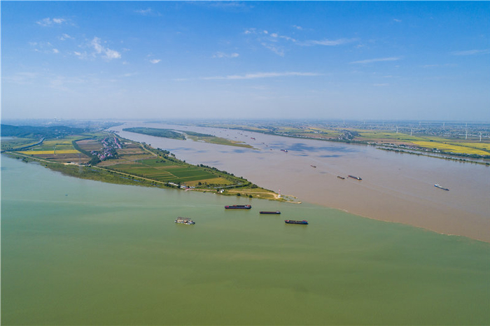 “江湖两色”水线分明（央广网发 李学华 摄）