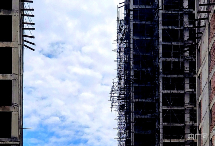 拆除前的脚手架（记者 张志诚 摄）