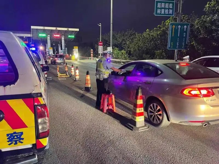 广州交警在重点路段检查涉酒驾驶行为。通讯员供图