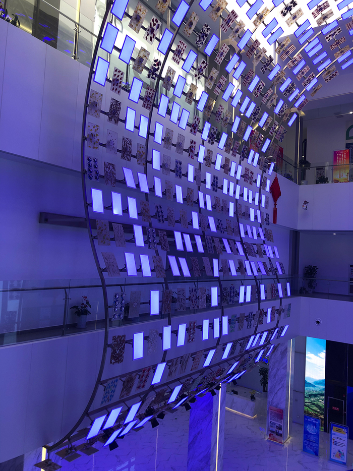 科普大厅的亮化装饰为玻璃、瓶罐等废弃物再利用而来