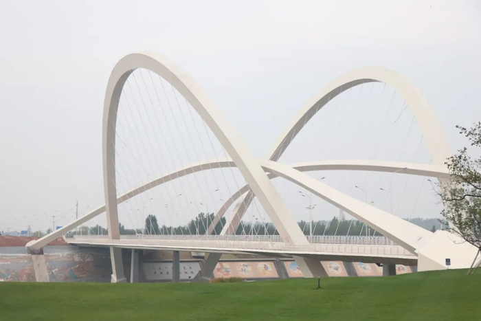 连通康巴什区和阿镇的三号桥，极大方便了周边居民往返。田傲云/摄