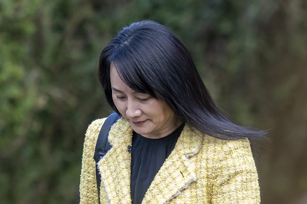 　　当地时间2021年3月26日，加拿大温哥华，华为首席财务官孟晚舟前往不列颠哥伦比亚省温哥华最高法院。孟晚舟引渡案在不列颠哥伦比亚省高等法院结束了又一周的庭审。在本周聆讯期间，控辩双方重点围绕加执法部门在拘押孟晚舟过程中的行为是否构成程序滥用继续展开交锋，主审法官亦在此过程中表达了一些疑问。