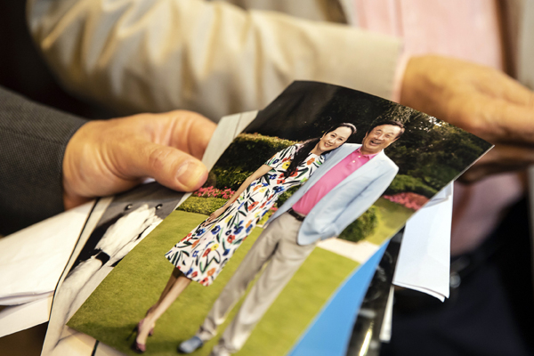 　　2019年5月24日，广东深圳，华为创始人任正非在公司总部接受采访，展示跟女儿孟晚舟的合影。华为创始人任正非曾多次公开谈及女儿，任正非透露，磨难让他与女儿更亲近，经常打电话说一些家长里短，有时会把在网上看到的趣闻发给她。