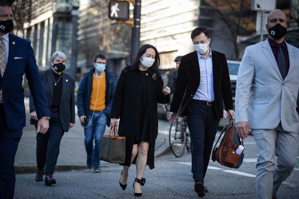 　　当地时间2021年1月13日，加拿大温哥华，孟晚舟同丈夫刘晓棕离开家前往最高法院。孟晚舟在法院申请放宽其保释条件，但控方反对改变。法官将在12日至13日听取支持和反对该项申请的论点。