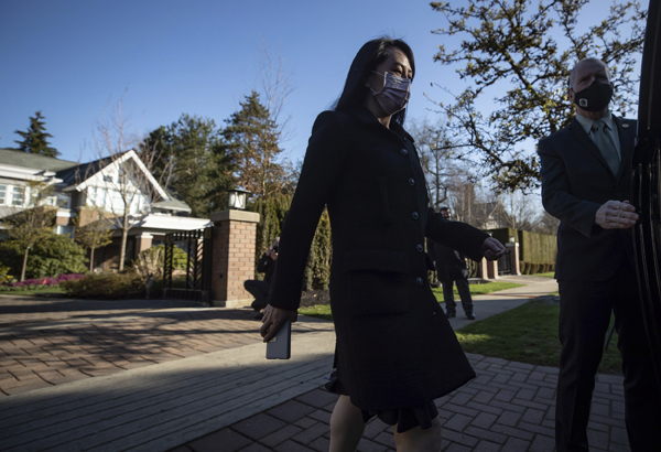 　　当地时间2021年3月29日，加拿大温哥华，孟晚舟离家出庭。29日，孟晚舟引渡案开始就“程序滥用”的第四分支，也就是美国要求引渡孟晚舟违反国际习惯法进行法庭辩论。辩方律师指出，依据国际法，美国对本案并没有司法管辖权。